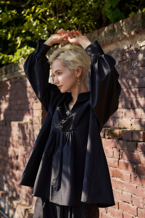 GONGFU BACK BUTTON BLOUSE